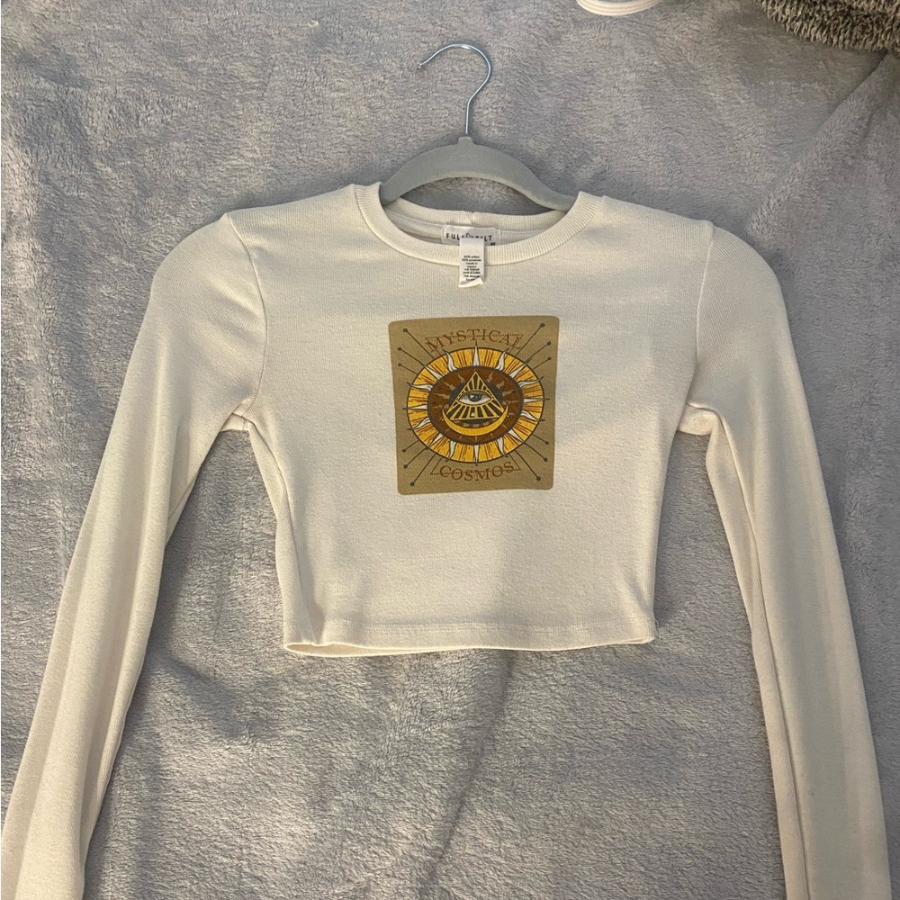 Cropped long sleeve graphic tee from tillys!! Size: XS